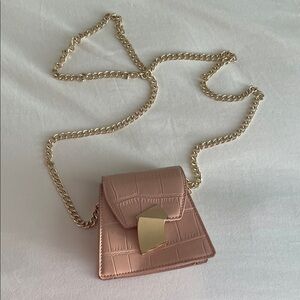 Elegant Pink Croc-Embossed Chain Bag
